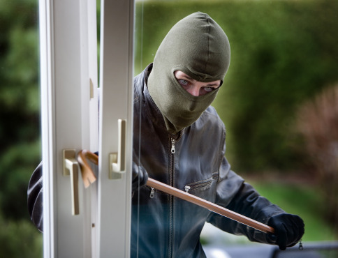 Vlámal sa na úrad a ukradol obraz v hodnote 500 eur