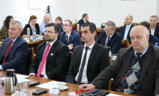Novozvolení poslanci a primátor zložili slávnostný sľub, vznikli dva kluby