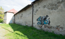 Postriekaný múr evidovaný ako kultúrna pamiatka, páchateľovi hrozí až osemročné väzenie