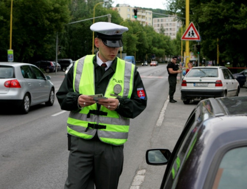Nezodpovední vodiči: jeden s takmer 3 promile, ďalší bez vodičského oprávnenia