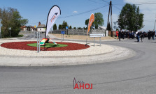 V Hertníku otvorili nový kruhový objazd, zvýši sa aj bezpečnosť chodcov