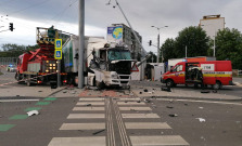 Zrážka dvoch kamiónov na frekventovanej križovatke