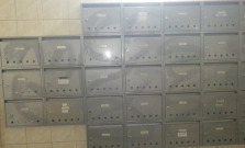 Poškodených 73 poštových schránok