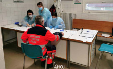 VIDEO | Očkovanie v bardejovskej nemocnici sa rozbieha, po zdravotníkoch prichádzajú na rad zamestnanci DSS