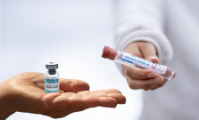 Zdravotníci v Prešovskom samosprávnom kraji sa môžu registrovať na očkovanie