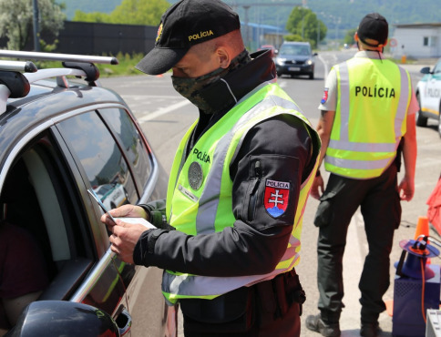 Nebezpečná jazda v Bardejove: muž bez vodičáku, pod vplyvom amfetamínu a metamfetamínu