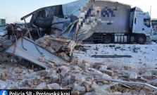 Vodič kamiónu prešiel na červenú, došlo k zrážke s vlakom