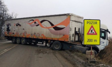 Na ceste medzi Veľkým Šarišom a Prešovom došlo k dopravnej nehode, úsek je neprejazdný