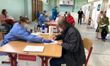 Vo veľkokapacitných centrách PSK už očkovali aj druhou dávkou