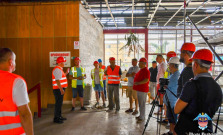 V športovej hale Mier inštalujú vnútorné konštrukcie, novej podoby objektu by sme sa mali dočkať na jar budúceho roka