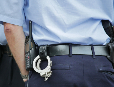 Kvôli stratenej mačke sa vyhrážal rodičom podrezaním – polícia ho zadržala