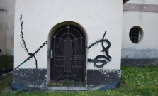 Polícia hľadá „umelca“, ktorý počmáral múry kostola