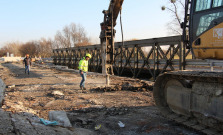 Demolácia poškodeného mosta za Stretavou sa už začala