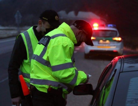 V Sečovciach zastavili vodiča so zákazom šoférovania, polícia uňho našla aj drogy