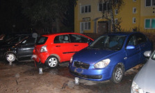Opitý vodič v Košiciach zdemoloval päť áut, zastavili ho až stromy
