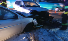 Na Dargove došlo k čelnej zrážke dvoch áut, jeden vodič utrpel zranenia