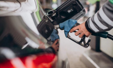 Pozor na zákon pri nákupe pohonných látok v zahraničí, môže vám hroziť mastná pokuta