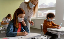Žiaci už nebudú musieť  nosiť v triede respirátor či rúško