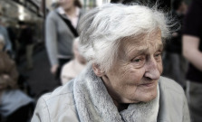 Zneužívajú dôverčivosť starších ľudí. Krajská polícia v Prešove varuje pred podvodníkmi, ktorí cielia na seniorov