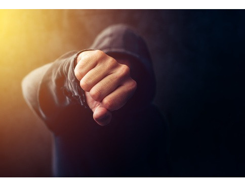 Konflikt medzi mužom a ženou vyústil do fyzického ataku