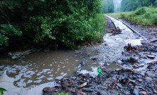 Detskú košickú železnicu zaplavilo blato, kamene a drevo