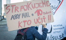 Slovenskí učitelia dnes štrajkujú na Námestí SNP v Bratislave