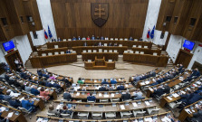 Parlament bude rokovať o vysielaní na Slovensku, podpore pre sociálne zariadenia a o odvolaní Richarda Sulíka