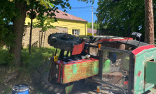 Muža zo Spišského Hrhova zavalil traktor