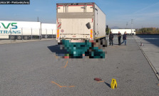 Pod kolesami nákladného auta zomrel chodec