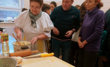 VIDEO | Taliani, Španieli aj Gréci pomáhali v Nižnej Voli variť pirohy