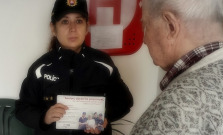 Seniori pozor! V Bardejove vyčíňajú podvodníci
