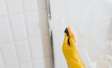 Ako čistiť sprchovacie kúty zo skla?