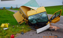 Pri dopravnej nehode museli vodiča leteckí záchranári previesť do nemocnice v Košiciach