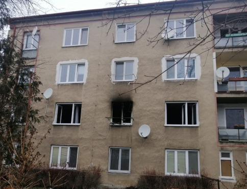 Pri požiari bytu v Košiciach zomrela jedna osoba