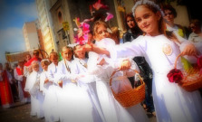 Katolíci dnes slávia sviatok Božieho tela spojený s procesiami