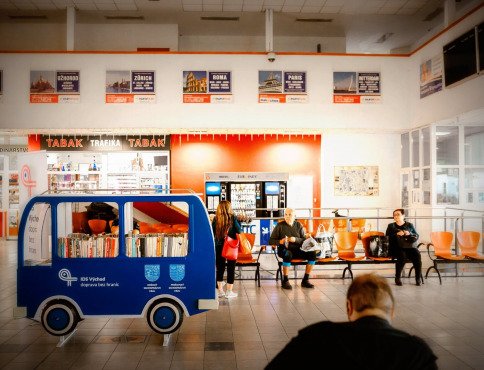 Na autobusovej stanici v Košiciach pribudla zdieľaná knižnica