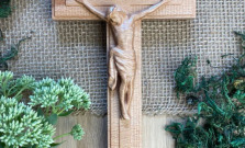 Neuveriteľné! Zlodej z kostola ukradol drevený kríž