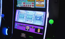 Muž rozbil herný automat