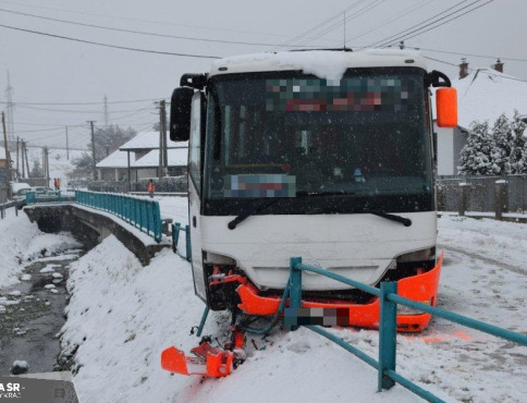 Chodkyňu, ktorá stála na chodníku zrazil autobus