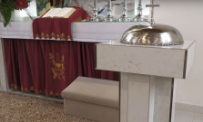 VIDEO |  V Evanjelickom kostole vo Sveržove slávnostne posvätili novú krstiteľnicu