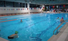 VIDEO | Na krytej plavárni s welnessom na Wolkerovej ulici v Bardejove zorganizovali Mikulášsku štafetu