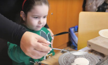 VIDEO |  V Lenartove vyrábali vianočné oblátky aj deti