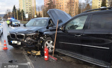 Mladistvý „vodič“ vzal cudzie auto a spôsobil s ním dopravnú nehodu