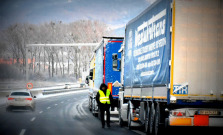 Na slovensko-ukrajinskej hranici narastá počet kamiónov