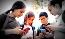 Koniec mobilov na školách? HLAS a KDH sú za obmedzenie ich používania
