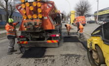 V Košiciach opravujú výtlky klasickým asfaltom