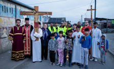 Krížová cesta s kňazom, ktorý je poverený Rómskou misiou