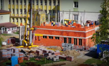 VIDEO | Rekonštrukcia nemocnice v Bardejove za 12-miliónov eur sa rozbehla a pokračuje vo vysokom tempe