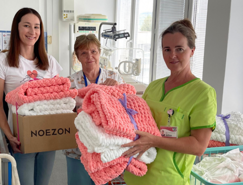Pletené deky zahrejú bábätká v slovenských  a českých nemocniciach