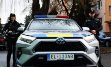 Policajti pomohli krvácajúcemu mužovi